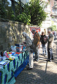 Spenden-Sammeln am Bücherstand in Münster